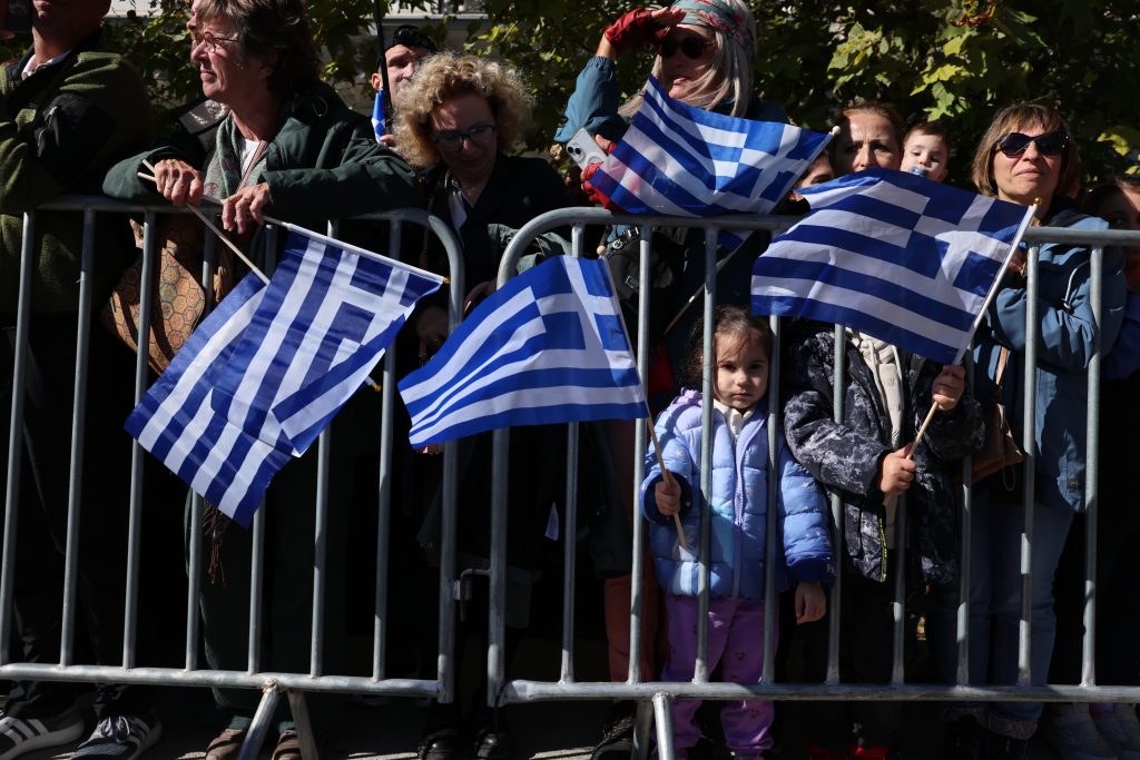 Η Αθήνα τιμά την εθνική επέτειο της 28ης Οκτωβρίου: Με λαμπρότητα πραγματοποιήθηκε η μαθητική παρέλαση στο Σύνταγμα