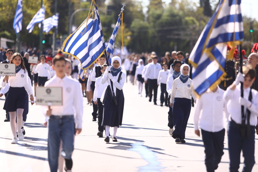 Η Αθήνα τιμά την εθνική επέτειο της 28ης Οκτωβρίου: Με λαμπρότητα πραγματοποιήθηκε η μαθητική παρέλαση στο Σύνταγμα