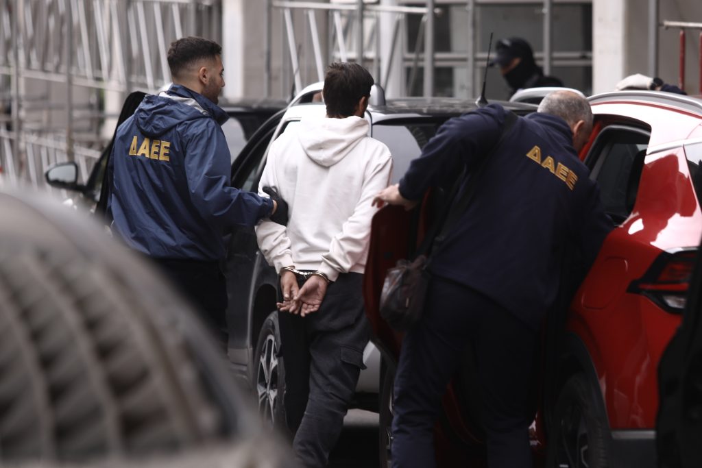 Βίντεο ντοκουμέντο του ΕΡΤnews: Η στιγμή που οι τρεις δράστες φεύγουν με χαλκό από το κτήριο στην Πλάκα – Τη Δευτέρα στον ανακριτή οι συλληφθέντες