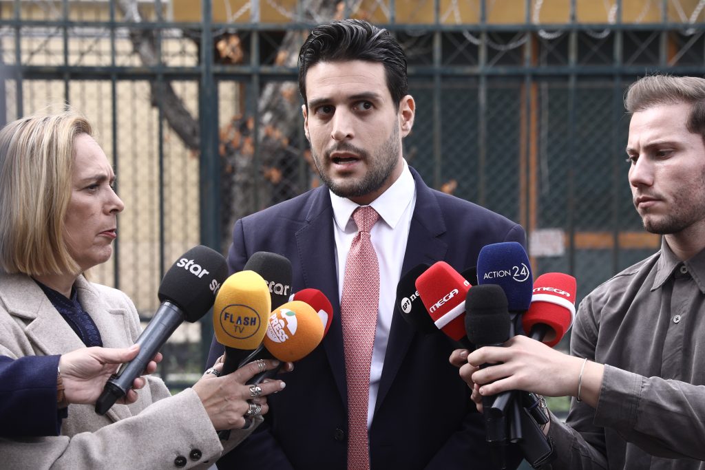 Βίντεο ντοκουμέντο του ΕΡΤnews: Η στιγμή που οι τρεις δράστες φεύγουν με χαλκό από το κτήριο στην Πλάκα – Τη Δευτέρα στον ανακριτή οι συλληφθέντες