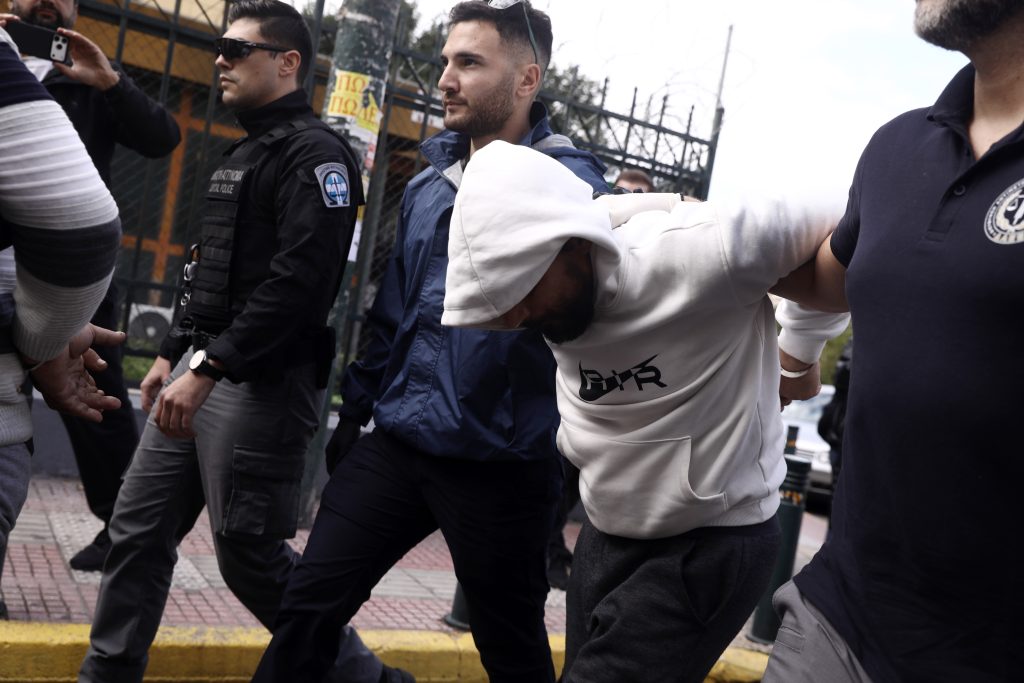 Βίντεο ντοκουμέντο του ΕΡΤnews: Η στιγμή που οι τρεις δράστες φεύγουν με χαλκό από το κτήριο στην Πλάκα – Τη Δευτέρα στον ανακριτή οι συλληφθέντες
