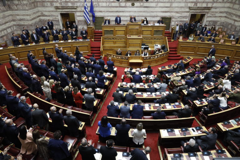 Πολιτική αντιπαράθεση: Διαξιφισμοί για τις 120 δόσεις, τα καύσιμα και το προσχέδιο προϋπολογισμού