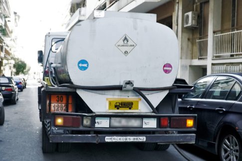 Γλυφάδα: Άγνωστη η ταυτότητα του άνδρα που έπεσε νεκρός με 8 πυροβολισμούς – Καλλιακμάνης:  «Ήθελαν να του κλείσουν το στόμα»