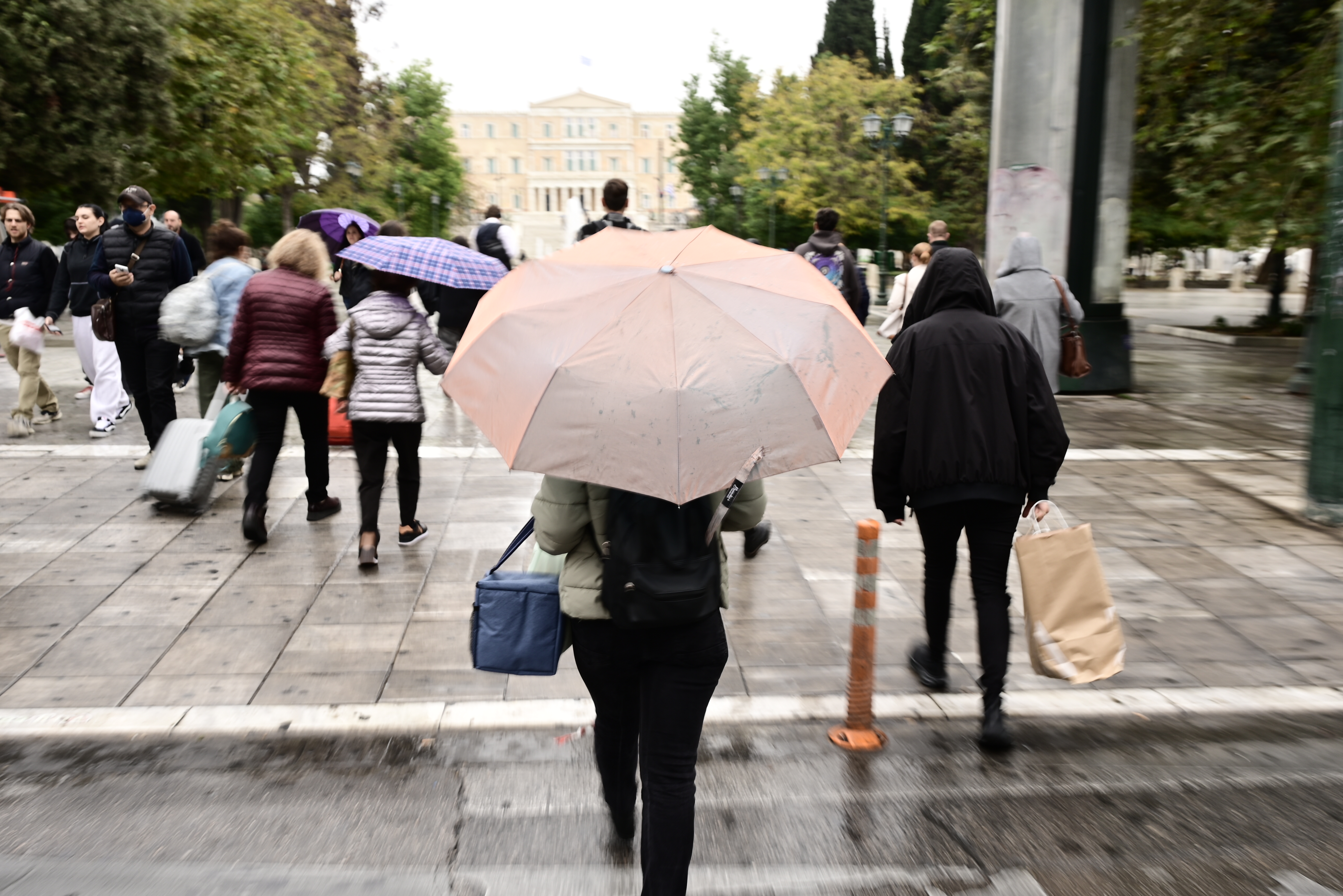 Καιρός: Ξεκίνησε το 48ωρο κακοκαιρίας – Ισχυρή βροχόπτωση στην Αττική, δείτε live την εξέλιξη των φαινομένων