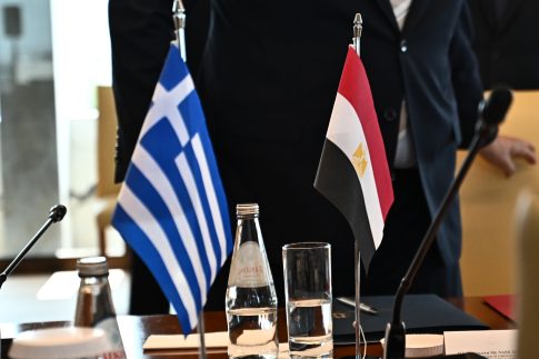 Αλβανία: Το ΕΡΤnews στις επειδοδιακές διαδηλώσεις στα Τίρανα – Δεκάδες τραυματίες στα νοσοκομεία
