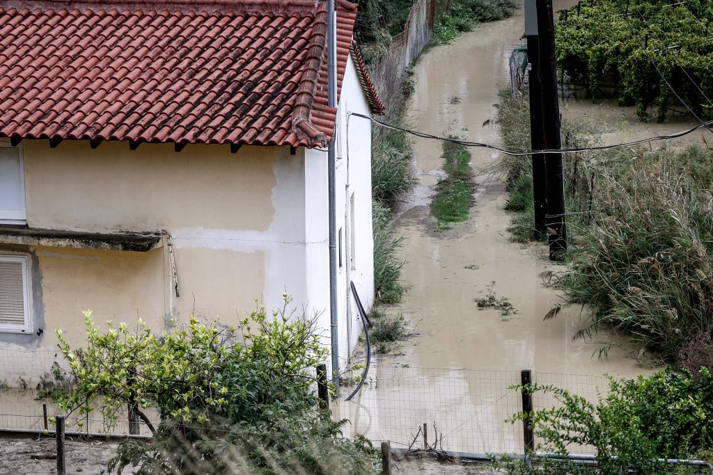 Σφοδρή κακοκαιρία στην Κρήτη: Ένας νεκρός στο Ρέθυμνο – Ξεχείλισαν ποτάμια, πλημμύρισαν σπίτια – Μπαράζ 112 σε Μυλοπόταμο, Ζωνιανά, Λιβάδια