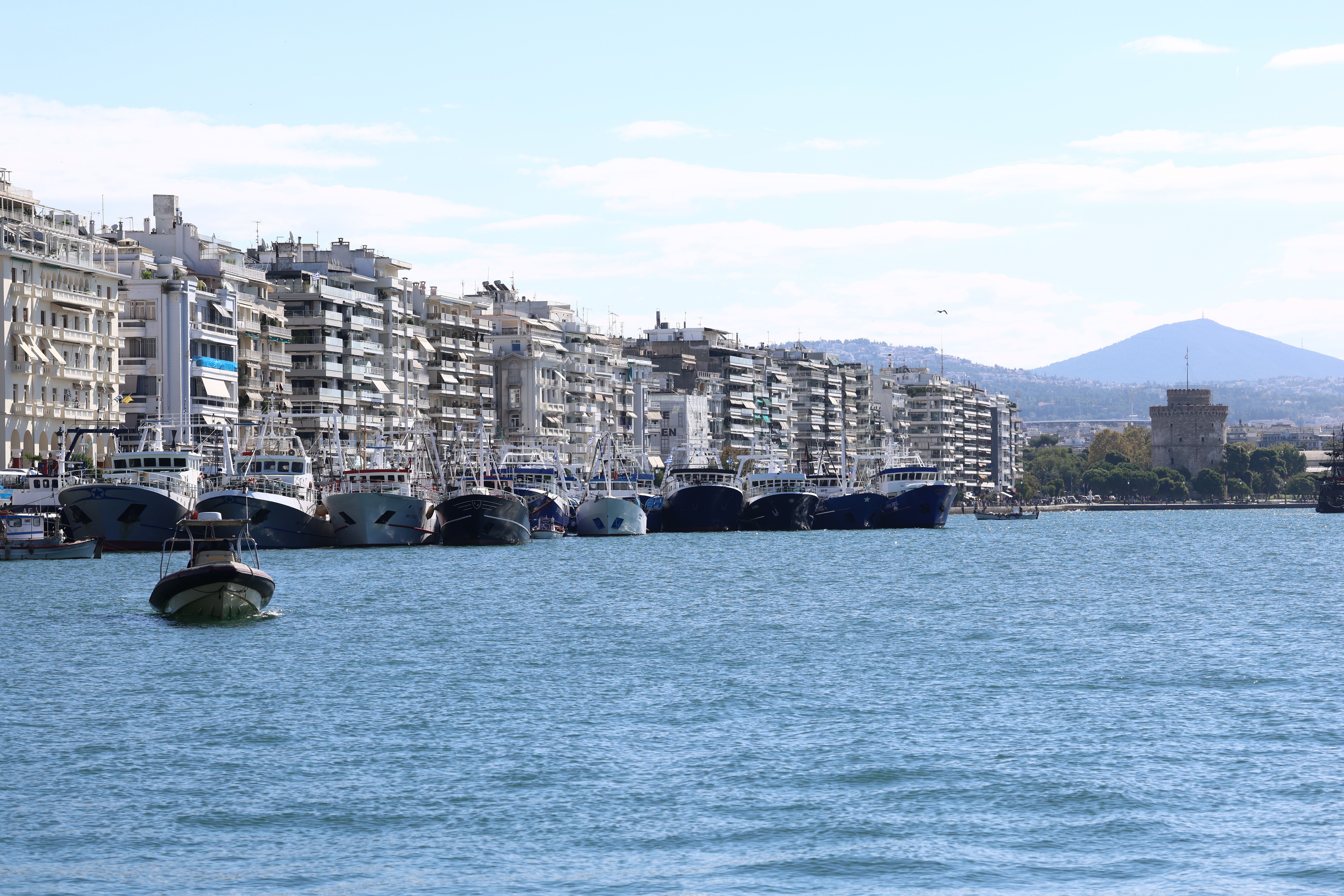 Θεσσαλονίκη: Παραμένουν δεμένα τα αλιευτικά- Τεράστιες ελλείψεις στην αγορά
