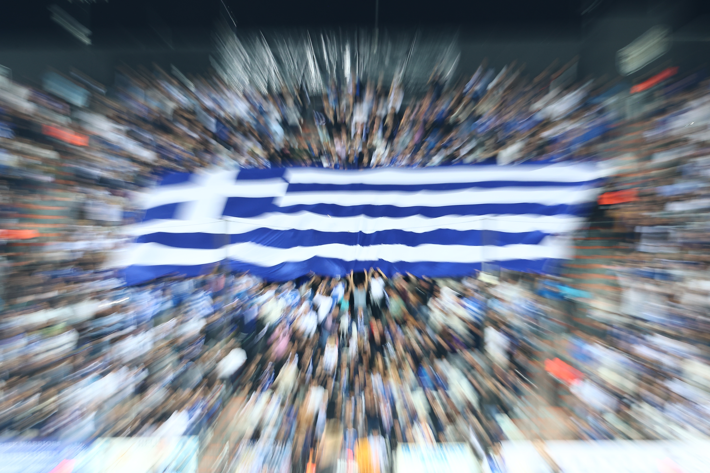 Θεσσαλονίκη: Μέλη του Γαλανόλευκου Φάρου δίνουν τον παλμό για τον αποψινό αγώνα με ελληνική σημαία 25 μέτρων