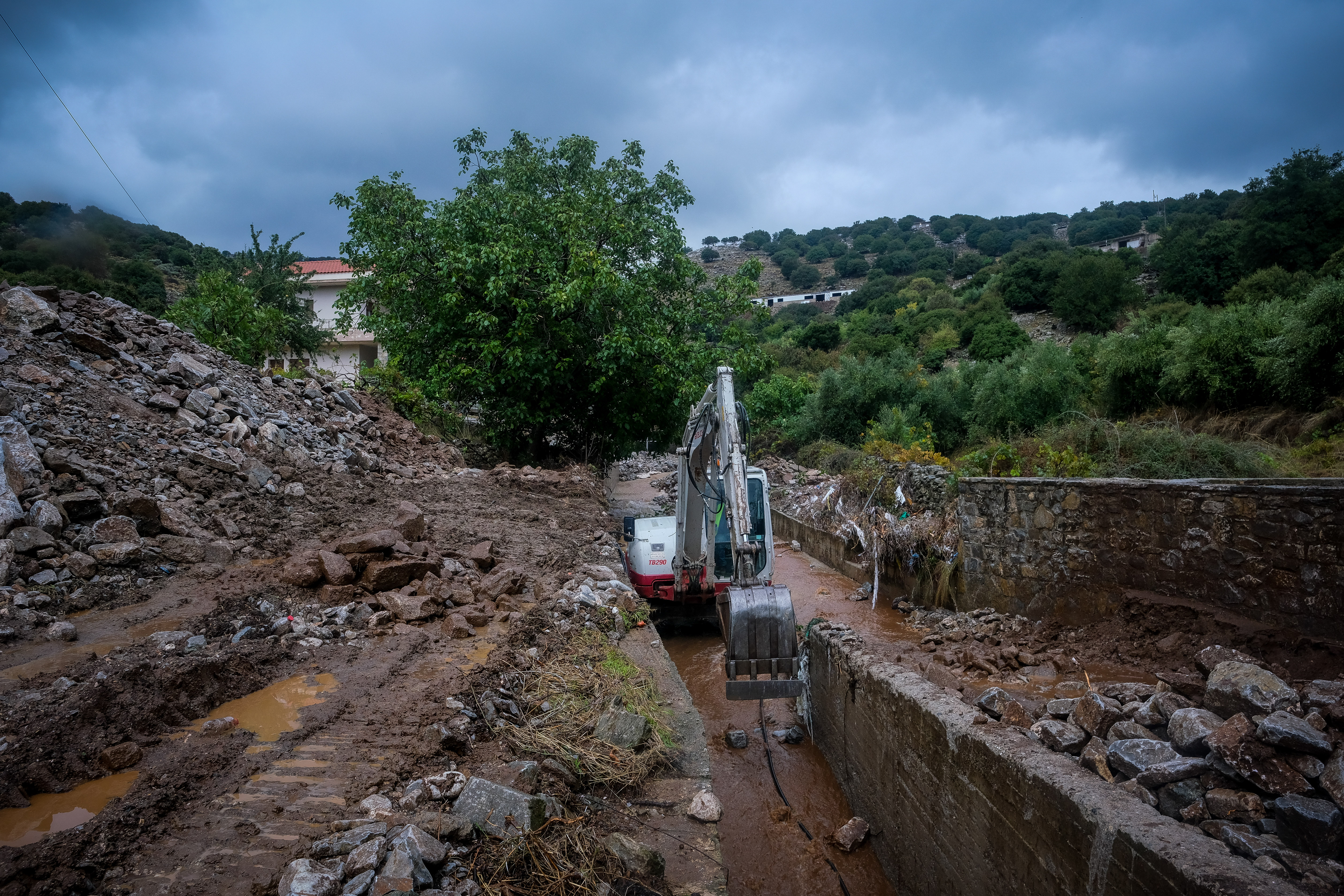 Κακοκαιρία στην Κρήτη: Θυελλώδεις άνεμοι στα Χανιά – 72χρονη κινδύνευσε στο σπίτι της στο Ηράκλειο