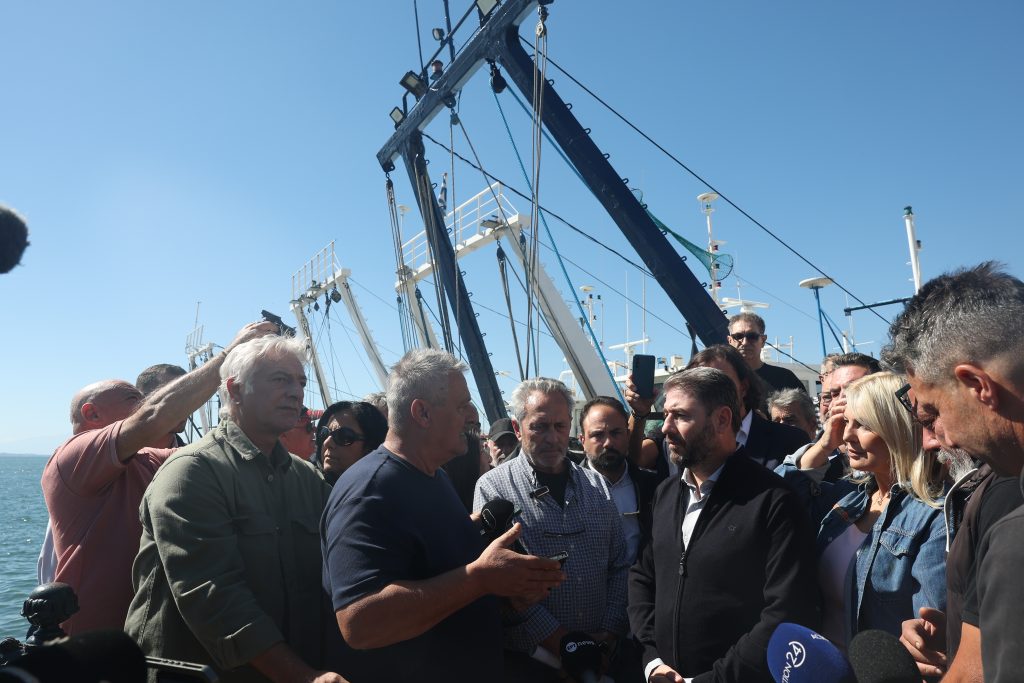 Θεσσαλονίκη: Πλημμύρισε με καΐκια και τράτες ο Θερμαϊκός- Ανδρουλάκης: «Η κυβέρνηση να ενεργοποιήσει το πρόγραμμα MedSAF»