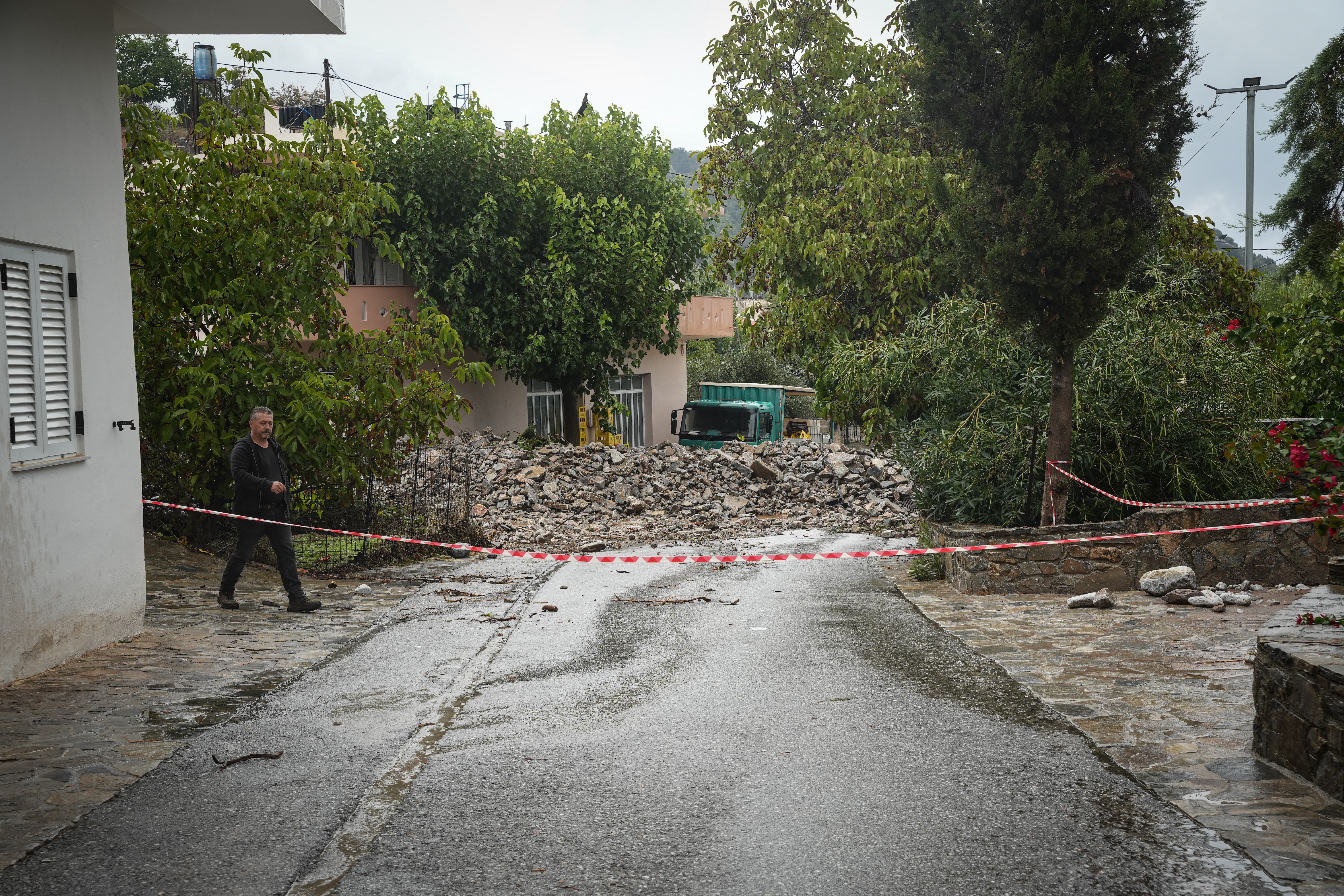 Κακοκαιρία στην Κρήτη: Ανυπολόγιστες ζημιές σε αγροτικές καλλιέργειες, υποδομές και δίκτυα – Φόβοι για νέες πλημμύρες