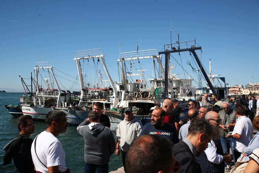 Σε κινητοποιήσεις οι αλιείς – Ελλείψεις στην ψαραγορά