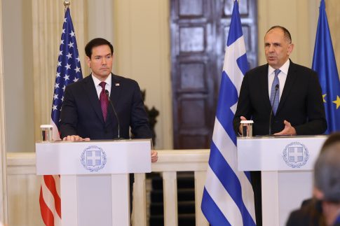 Μάρκο Ρούμπιο: Η θερμή υποδοχή και η αγκαλιά με την Γκίλφοιλ – Το παρασκήνιο της άφιξής του στην Αθήνα