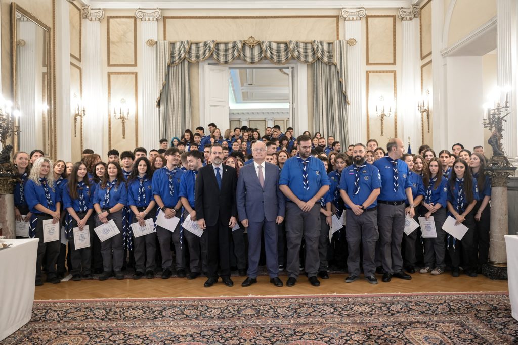 Ο Κωνσταντίνος Τασούλας απένειμε τα ειδικά διακριτικά και τα τιμητικά μαντήλια του Προσκόπου του Έθνους, σε 150 Ανιχνεύτριες και Ανιχνευτές