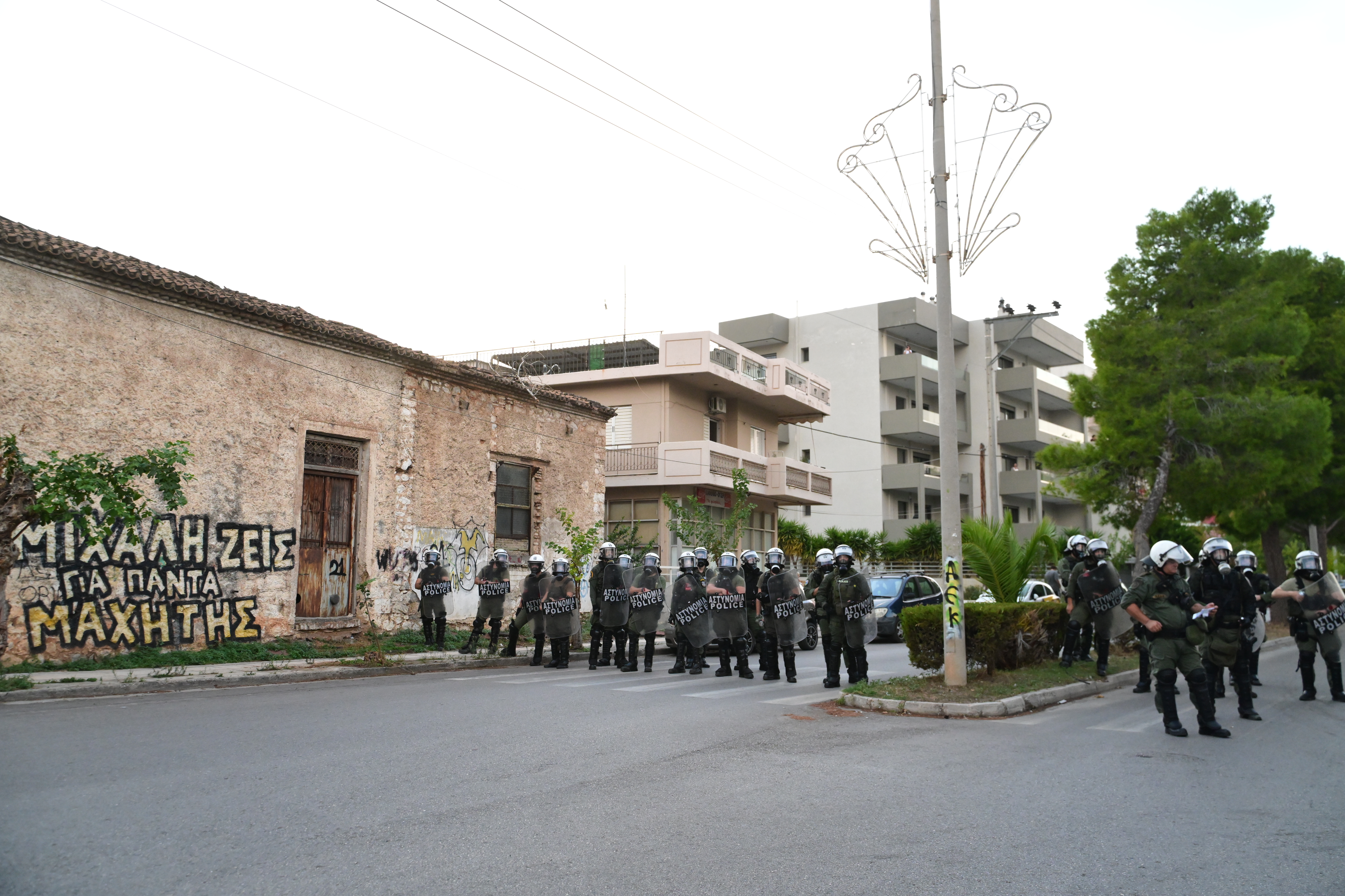 Ελευσίνα: Στον ανακριτή οι δύο κατηγορούμενοι για την επίθεση με μαχαίρι στον 32χρονο