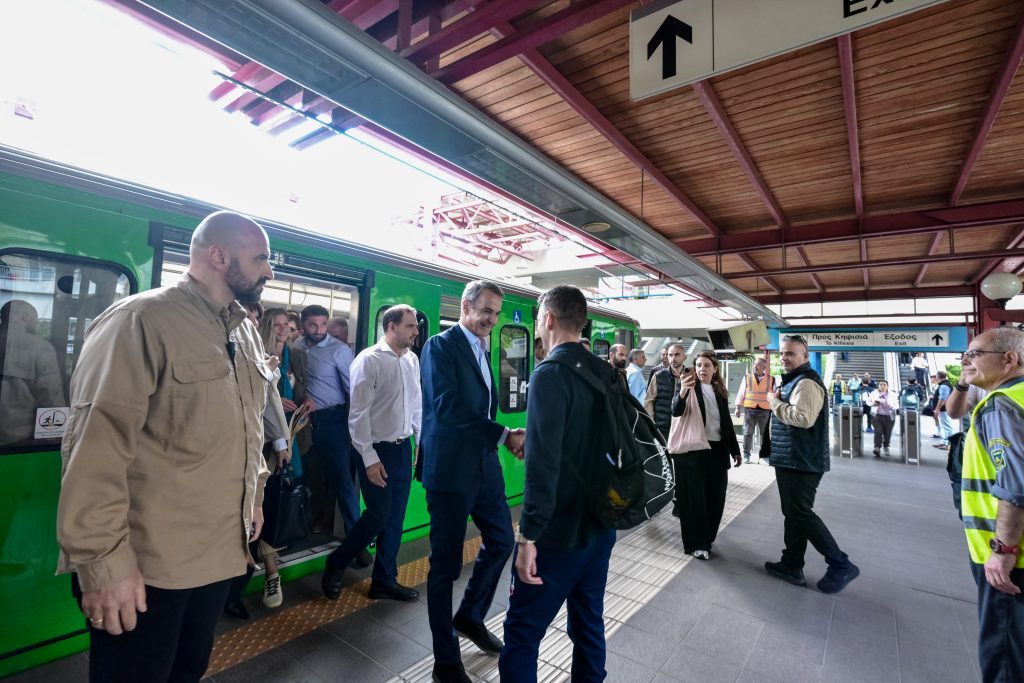 Γραμμή 1 ΗΣΑΠ: Ο πρωθυπουργός σε δρομολόγιο με τον πρώτο ανακατασκευασμένο συρμό