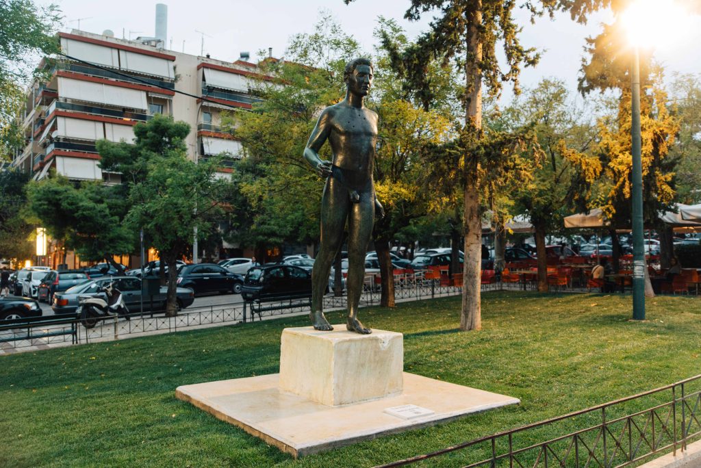 Το εμβληματικό γλυπτό «Έφηβος» βρήκε τη θέση του στην πλατεία Αγίου Σώστη