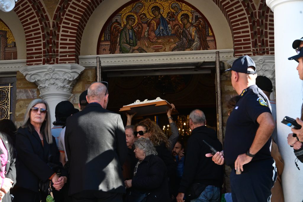 Θάνατος Μαζωνάκη: Σε κλίμα συγκίνησης το μνημόσυνο στην παλιά του γειτονιά – Πλήθος κόσμου στο πλευρό της οικογένειας