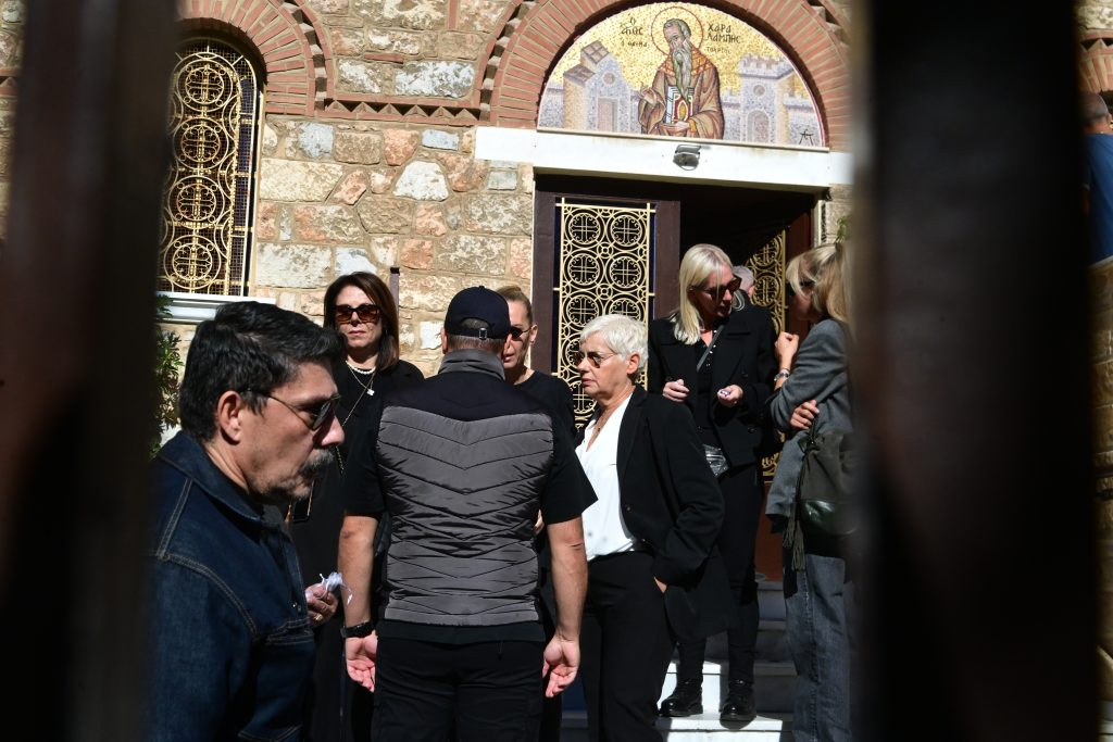 Θάνατος Μαζωνάκη: Σε κλίμα συγκίνησης το μνημόσυνο στην παλιά του γειτονιά – Πλήθος κόσμου στο πλευρό της οικογένειας