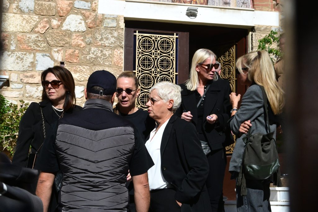 Θάνατος Μαζωνάκη: Σε κλίμα συγκίνησης το μνημόσυνο στην παλιά του γειτονιά – Πλήθος κόσμου στο πλευρό της οικογένειας