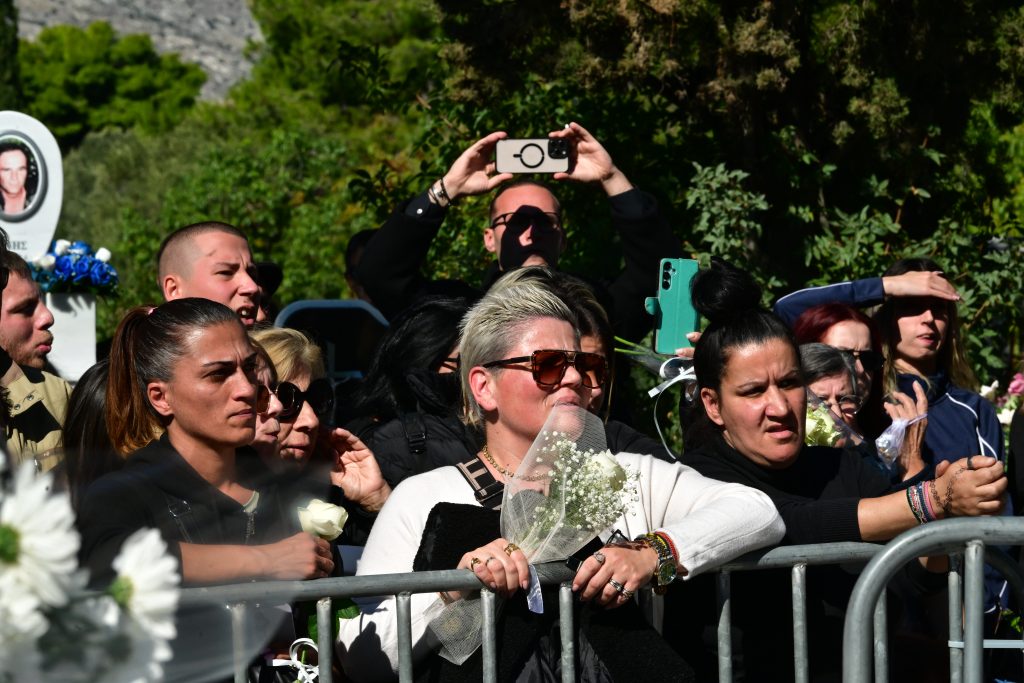 Θάνατος Μαζωνάκη: Βαθιά συγκίνηση και πλήθος κόσμου στο 40ήμερο μνημόσυνο – «Παιδί της Νίκαιας, της πόλης των αγωνιστών της ζωής»