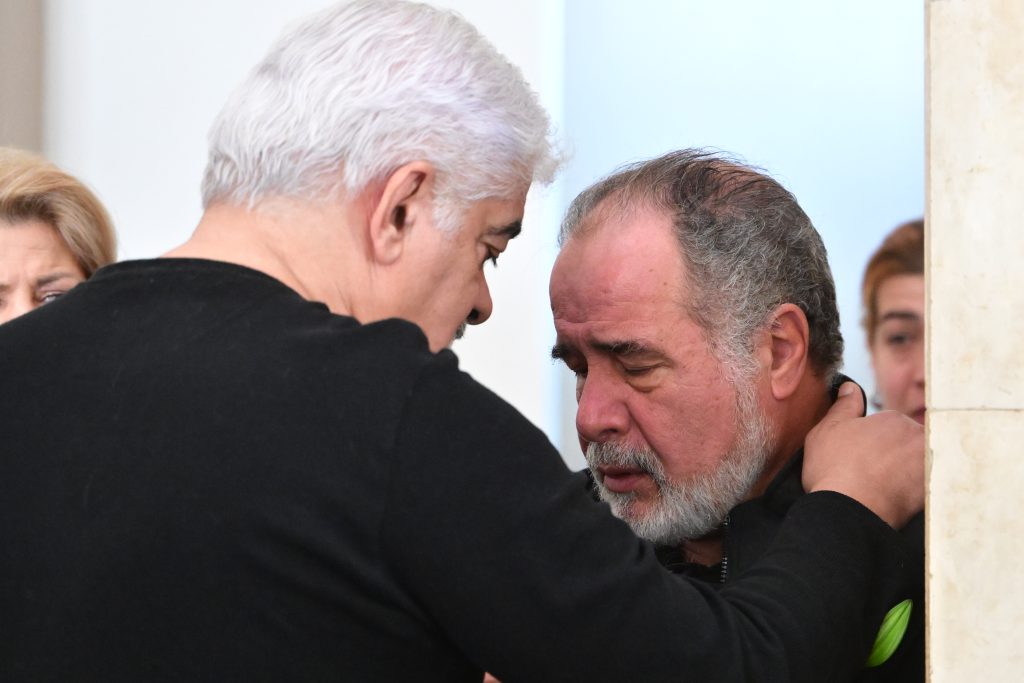 Οικογένεια και φίλοι αποχαιρέτησαν την Μπέτυ Βαλάση – Συγκίνηση στο τελευταίο «αντίο» στη θρυλική «Λωξάντρα»