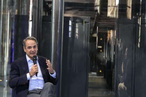 Πλεύρης στο ΕΡΤnews: Εγκληματίες οι διακινητές μεταναστών, τους αντιμετωπίζουν ως εμπόρευμα – Μειωμένες οι ροές στο Αιγαίο το 2026