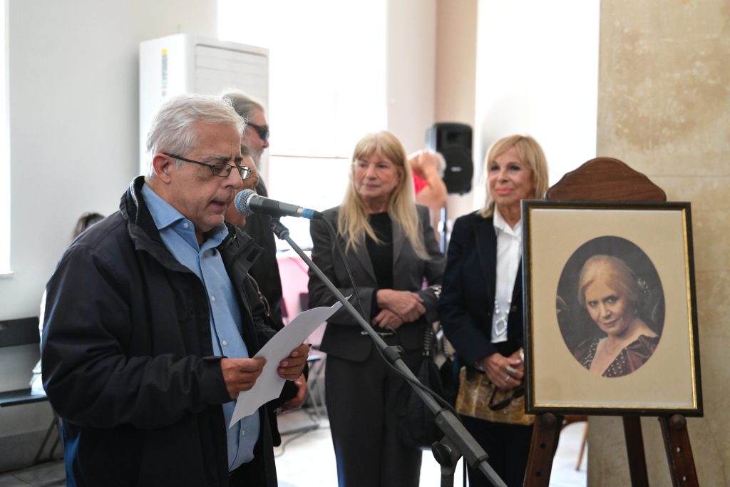 Οικογένεια και φίλοι αποχαιρέτησαν την Μπέτυ Βαλάση – Συγκίνηση στο τελευταίο «αντίο» στη θρυλική «Λωξάντρα»
