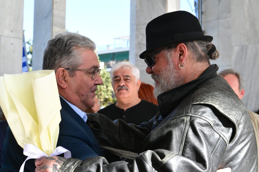 Οικογένεια και φίλοι αποχαιρέτησαν την Μπέτυ Βαλάση – Συγκίνηση στο τελευταίο «αντίο» στη θρυλική «Λωξάντρα»