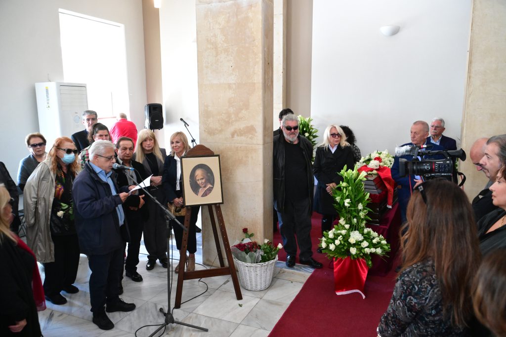 Οικογένεια και φίλοι αποχαιρέτησαν την Μπέτυ Βαλάση – Συγκίνηση στο τελευταίο «αντίο» στη θρυλική «Λωξάντρα»