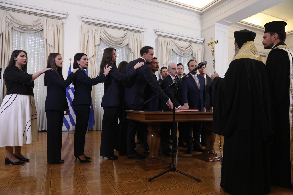 Ορκωμοσία υποψηφίων ακολούθων πρεσβείας παρουσία Τασούλα και Γεραπετρίτη