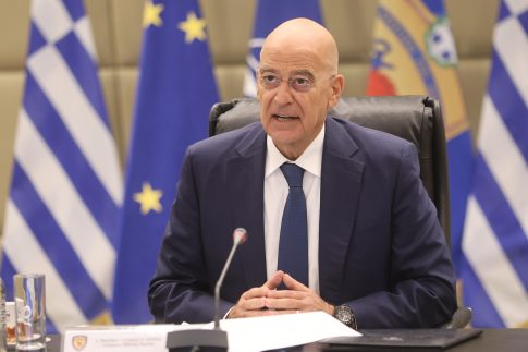 Τραμπ: «Πολύ σύντομα» θα οργανωθεί συνάντηση Πούτιν – Ζελένσκι
