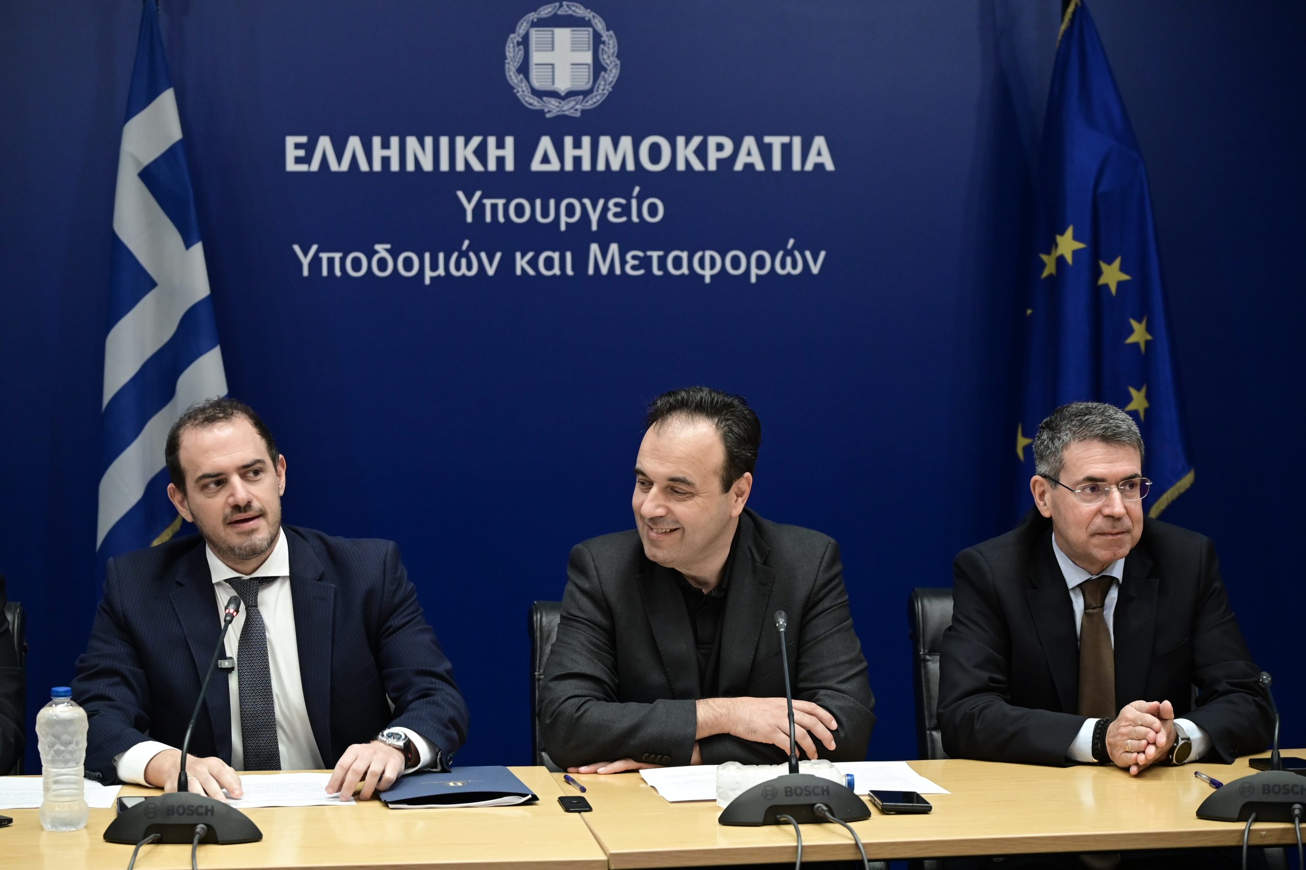[390494] ΥΠΟΓΡΑΦΗ ΣΥΜΒΑΣΗΣ ΜΕΤΑΞΥ ΤΟΥ ΥΠ. ΥΠΟΔΟΜΩΝ ΚΑΙ ΜΕΤΑΦΟΡΩΝ ΤΟΥ ΥΠΟΥΡΓΕΙΟΥ ΨΗΦΙΑΚΗΣ ΔΙΑΚΥΒΕΡΝΗΣΗΣ ΚΑΙ ΤΟΥ ΙΔΡΥΜΑΤΟΣ ΤΕΧΝΟΛΟΓΙΑΣ ΚΑΙ ΕΡΕΥΝΑΣ ΓΙΑ ΤΗΝ ΟΔΙΚΗ ΑΣΦΑΛΕΙΑ (ΜΙΧΑΛΗΣ ΚΑΡΑΓΙΑΝΝΗΣ / EUROKINISSI)