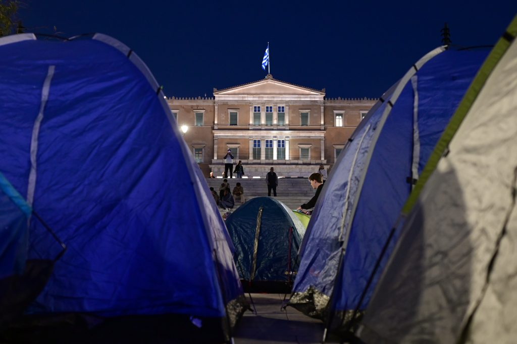 Διήμερο φοιτητικών κινητοποιήσεων σε Αθήνα και Θεσσαλονίκη: Σκηνές στο Σύνταγμα και συναυλία διαμαρτυρίας – Πανεκπαιδευτικό συλλαλητήριο την Τετάρτη