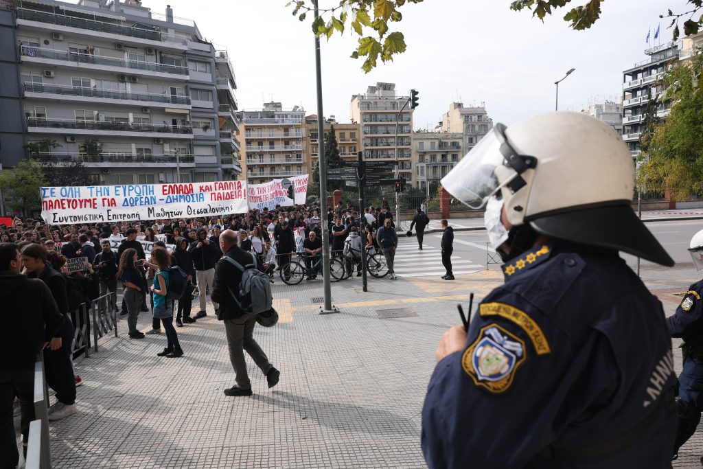 Με πανό και συνθήματα το πανεκπαιδευτικό συλλαλητήριο στην Αθήνα – Χωρίς προβλήματα οι διαδηλώσεις σε Θεσσαλονίκη και Πάτρα