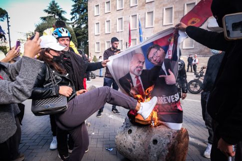 Τρίπολη: Συγκέντρωση ελαιοπαραγωγών έξω από τη Περιφέρεια