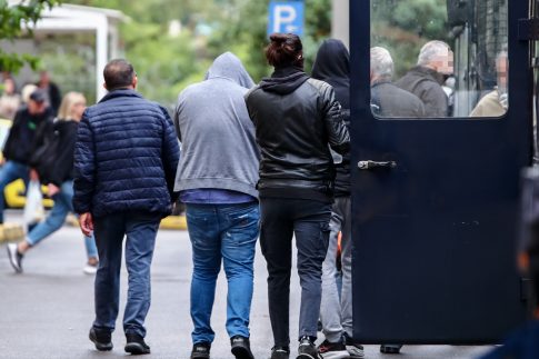 Βόλος: Συνελήφθησαν δύο νεαροί με κάνναβη, κοκαΐνη και μαχαίρι