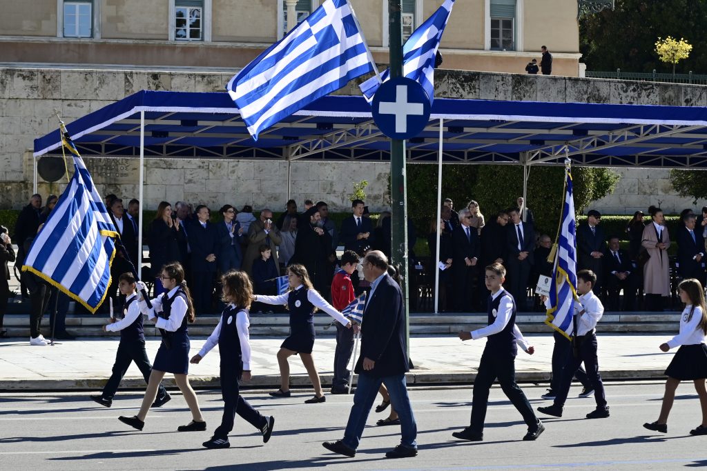Η Αθήνα τιμά την εθνική επέτειο της 28ης Οκτωβρίου: Με λαμπρότητα πραγματοποιήθηκε η μαθητική παρέλαση στο Σύνταγμα