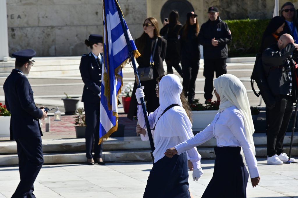 Η Αθήνα τιμά την εθνική επέτειο της 28ης Οκτωβρίου: Με λαμπρότητα πραγματοποιήθηκε η μαθητική παρέλαση στο Σύνταγμα