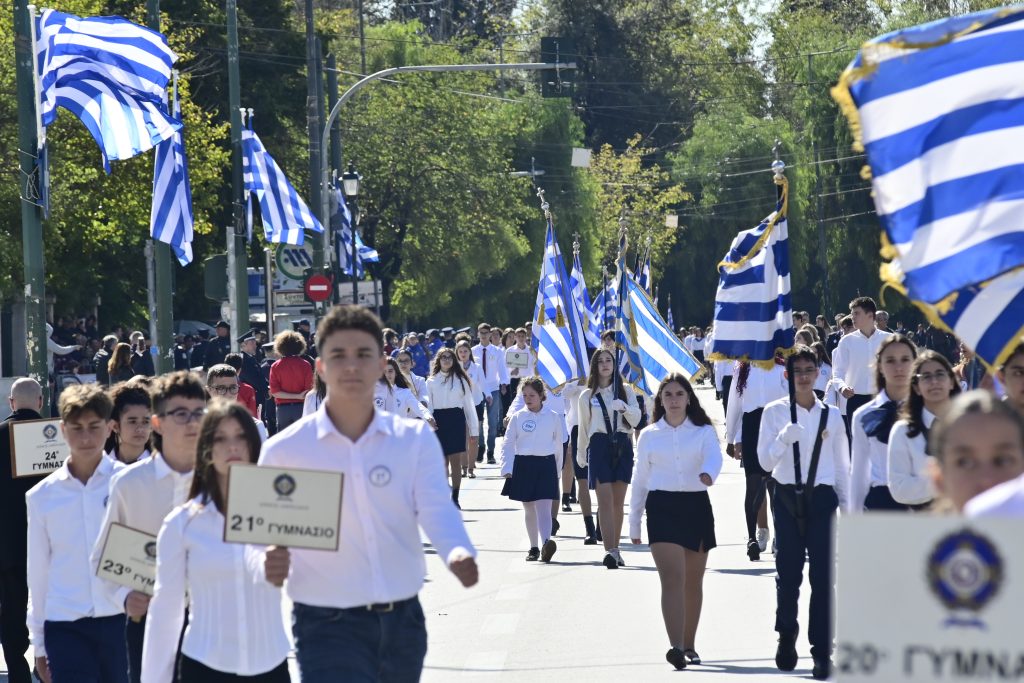 Η Αθήνα τιμά την εθνική επέτειο της 28ης Οκτωβρίου: Με λαμπρότητα πραγματοποιήθηκε η μαθητική παρέλαση στο Σύνταγμα