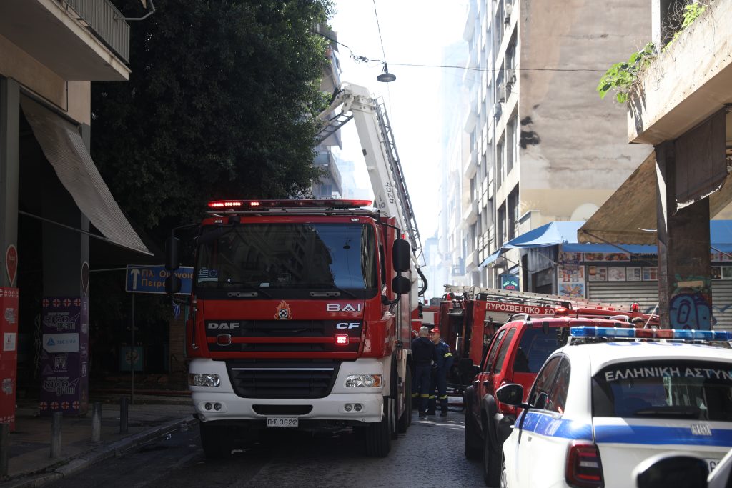 Ομόνοια: Φωτιά σε κατάστημα ηλεκτρονικών ειδών στην οδό Μενάνδρου