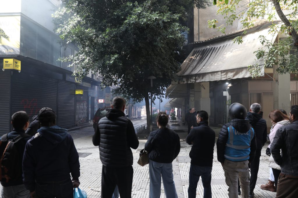 Ομόνοια: Φωτιά σε κατάστημα ηλεκτρονικών ειδών στην οδό Μενάνδρου
