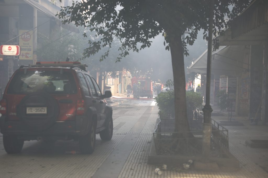 Ομόνοια: Φωτιά σε κατάστημα ηλεκτρονικών ειδών στην οδό Μενάνδρου