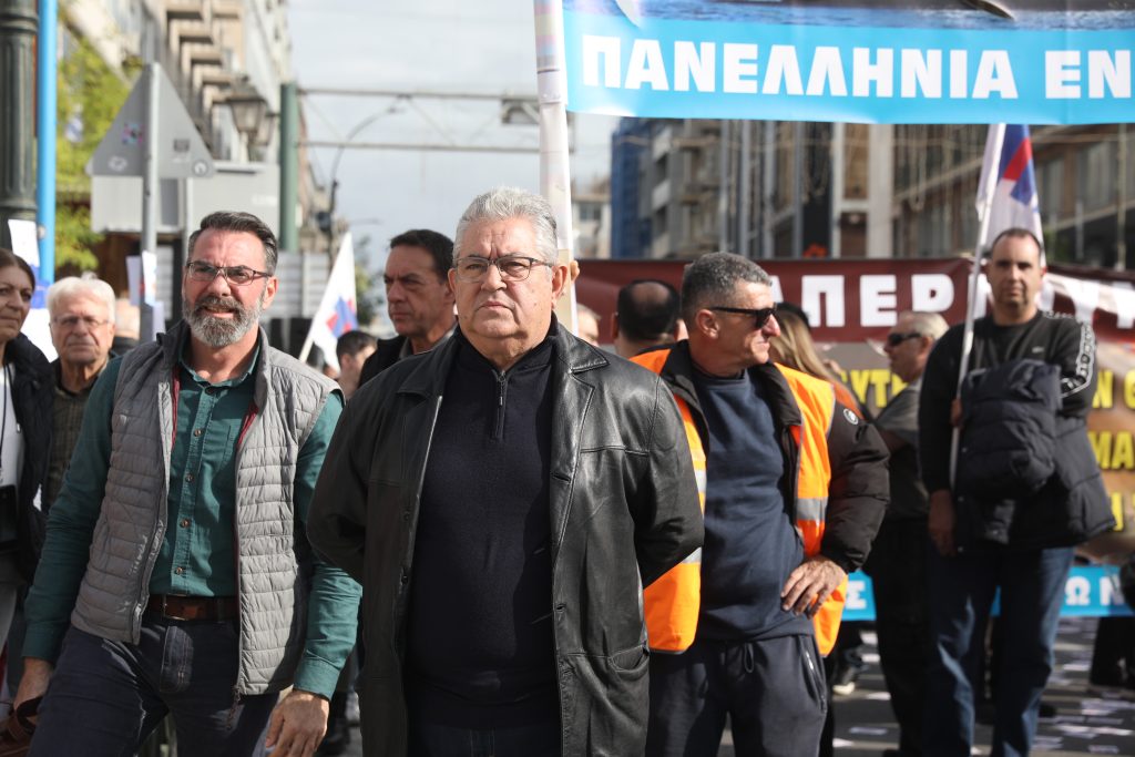 Στους δρόμους οι λιμενεργάτες: Απεργιακή συγκέντρωση στο Δημοτικό Θέατρο Πειραιά και δεμένα τα πλοία – «Δεν δουλεύουμε για τον πόλεμο τους»