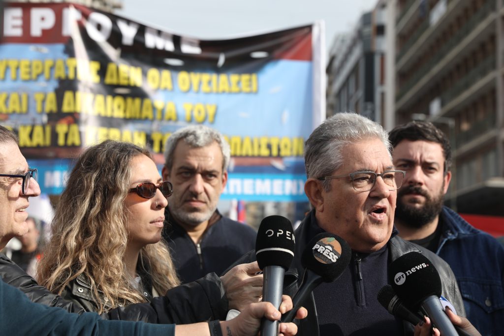 Στους δρόμους οι λιμενεργάτες: Απεργιακή συγκέντρωση στο Δημοτικό Θέατρο Πειραιά και δεμένα τα πλοία – «Δεν δουλεύουμε για τον πόλεμο τους»