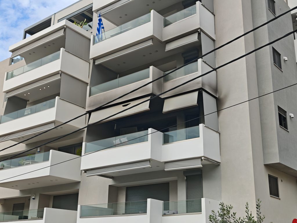 Γλυφάδα: Συνελήφθη 46χρονος αξιωματικός του Π. Ν. για εμπρηστικές επιθέσεις σε δύο πρώην συντρόφους του – Έβαλε φωτιά σε σπίτι και 2 ΙΧ