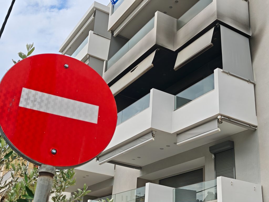 Πιθανή απόταξη αντιμετωπίζει ο επικελευστής του ΠΝ που συνελήφθη για τους εμπρησμούς στη Γλυφάδα