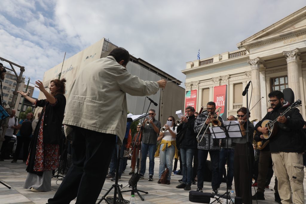 Στους δρόμους οι λιμενεργάτες: Απεργιακή συγκέντρωση στο Δημοτικό Θέατρο Πειραιά και δεμένα τα πλοία – «Δεν δουλεύουμε για τον πόλεμο τους»