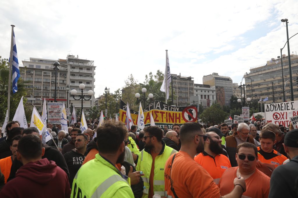 Στους δρόμους οι λιμενεργάτες: Απεργιακή συγκέντρωση στο Δημοτικό Θέατρο Πειραιά και δεμένα τα πλοία – «Δεν δουλεύουμε για τον πόλεμο τους»