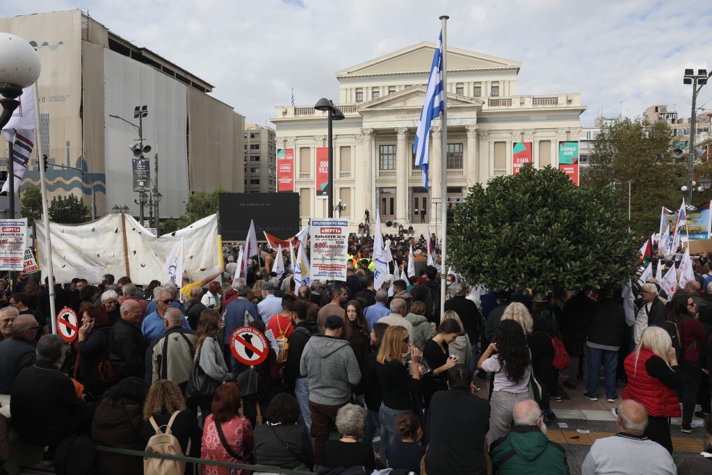 Στους δρόμους οι λιμενεργάτες: Απεργιακή συγκέντρωση στο Δημοτικό Θέατρο Πειραιά και δεμένα τα πλοία – «Δεν δουλεύουμε για τον πόλεμο τους»